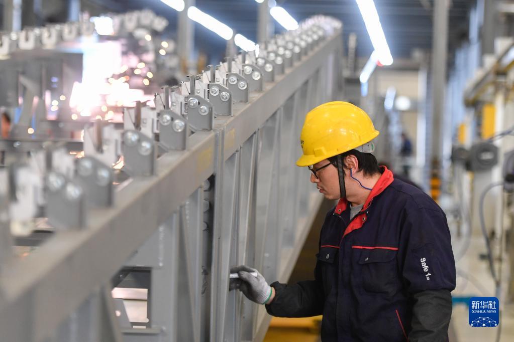 　　工人在位于杭州市临平区的西奥电梯数字工厂生产车间内作业（12月17日摄）。浙江省各地企业克服疫情影响，在做好疫情防控的前提下抓生产、保订单，有序开展各项工作。新华社记者 黄宗治 摄.jpg